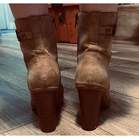 Guess, Women's Tan, Heeled Lace-Up Ankle Boots. Size 7.5 - Picture 4 of 5